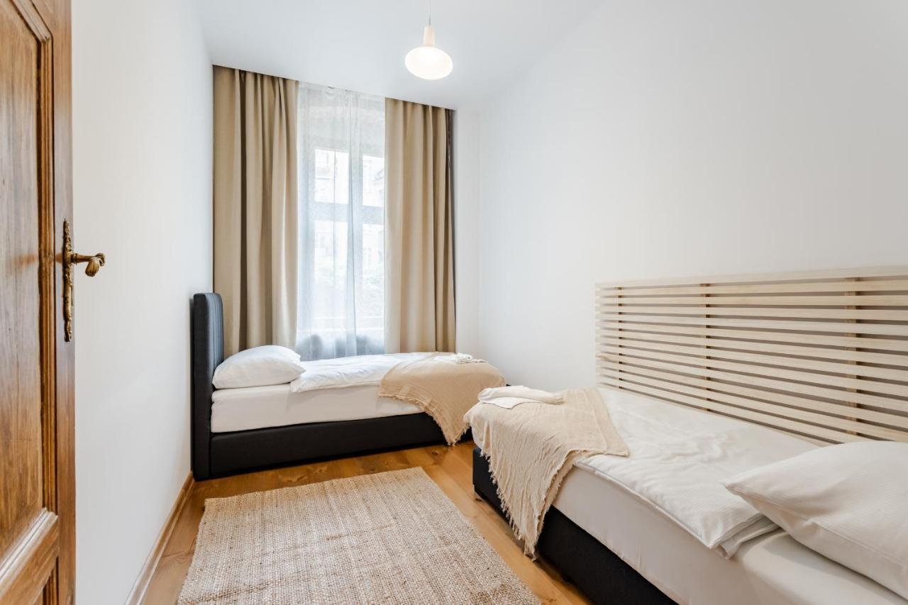 Two Bedroom Very Berry Apartment In Poznan With Desk By Noclegi Renters 외부 사진