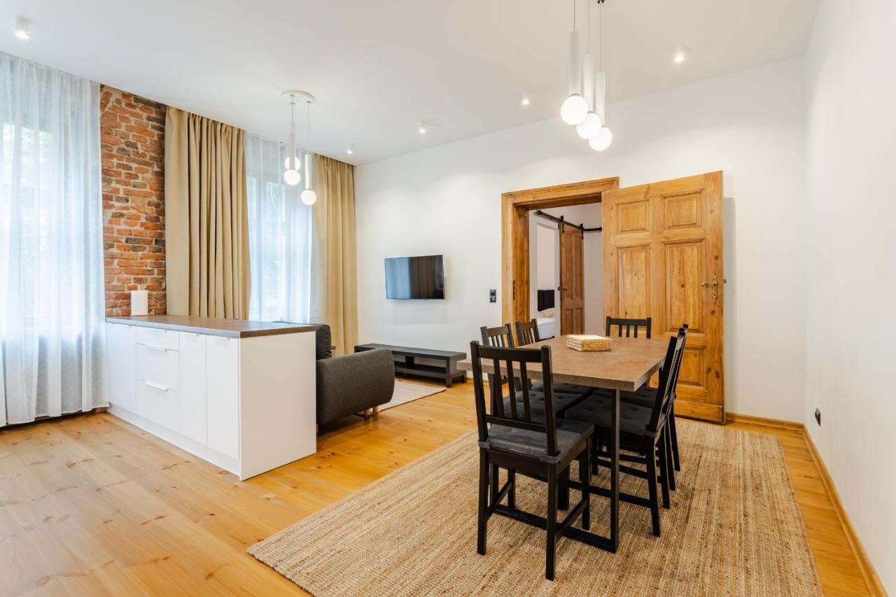 Two Bedroom Very Berry Apartment In Poznan With Desk By Noclegi Renters 외부 사진